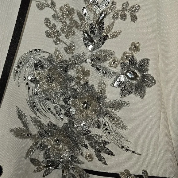 Elegant White and Silver Blazer with Floral Accents - Picture 4 of 6
